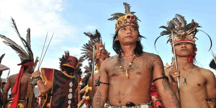 Perang Sampit Dayak: Kronologi, Sejarah, Penyebab, & Penyelesaiannya Perang Sampit Dayak: Kronologi, Sejarah, Penyebab, & Penyelesaiannya