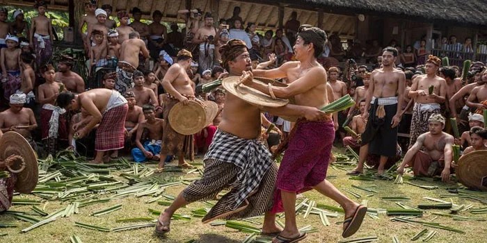 Mekare-Kare – Warisan Budaya Yang Memesona Dari Bali Mekare-Kare – Warisan Budaya Yang Memesona Dari Bali