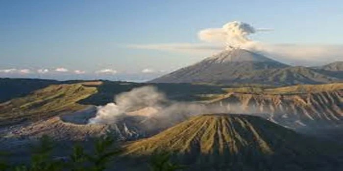 Keindahan dan Misteri Gunung Semeru: Sang Mahameru Keindahan dan Misteri Gunung Semeru: Sang Mahameru