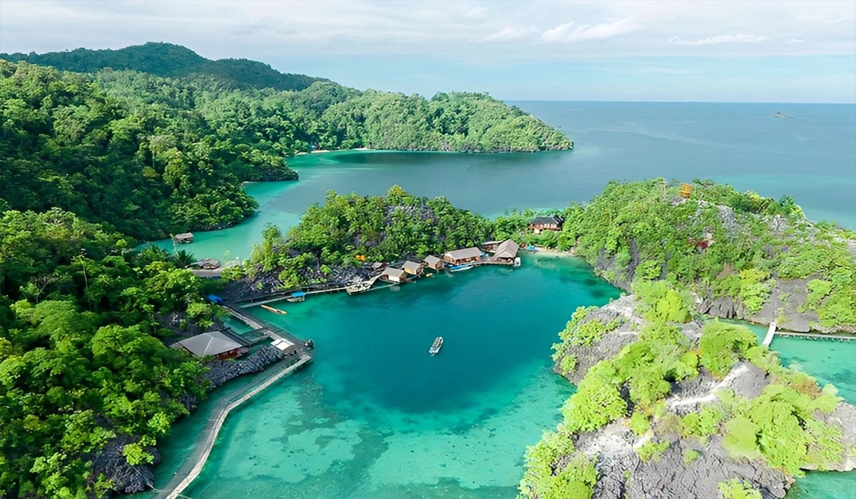 Menyaksikan Matahari Terbenam di Pantai Pasir Panjang Labengki