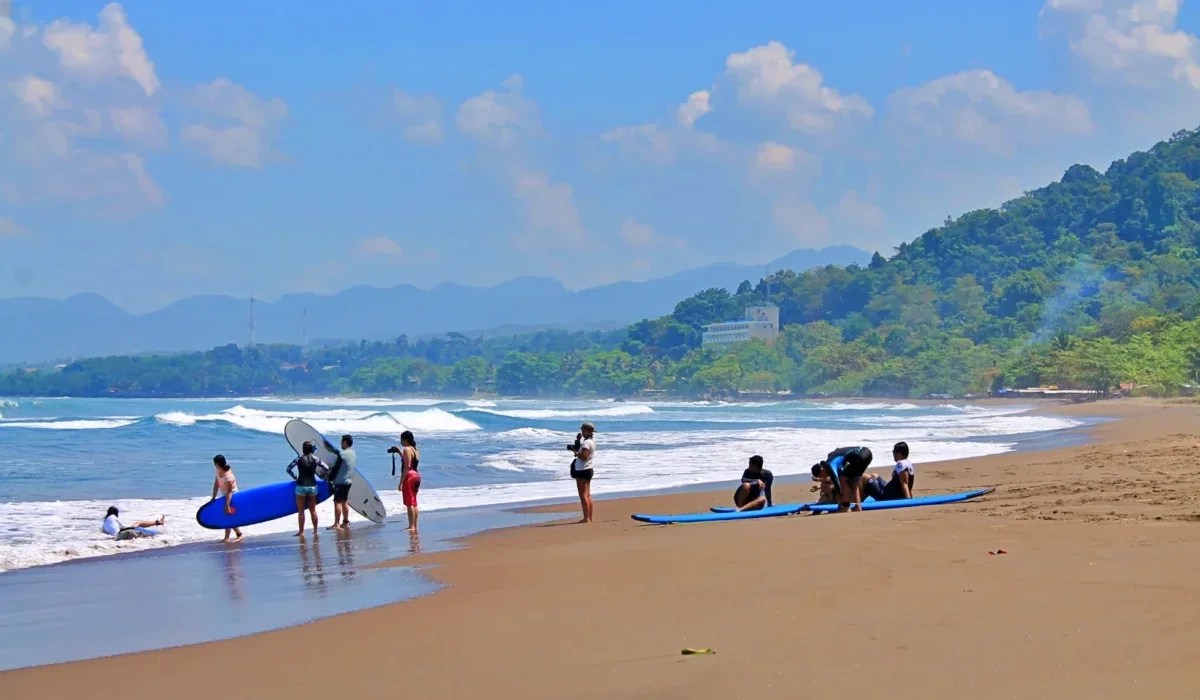 Pantai Pelabuhan Ratu, Surga Surfing Dengan Ombak Menantang di Sukabumi
