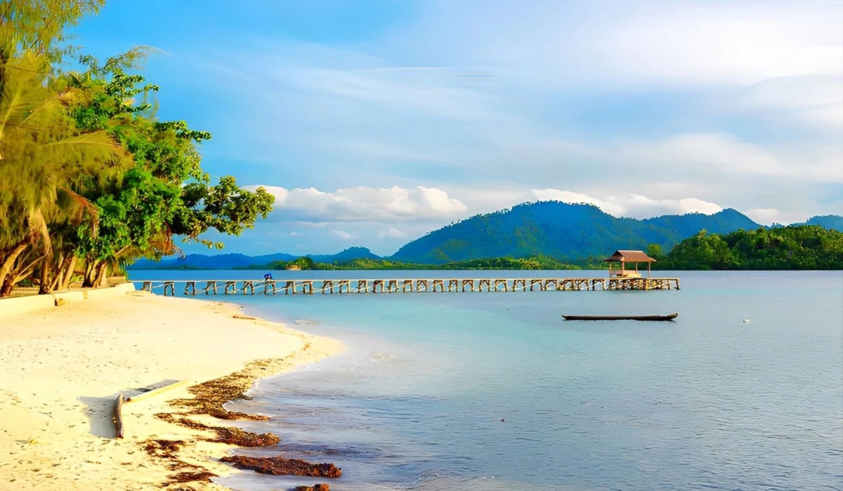 Keindahan Tersembunyi Pantai Tomini Bay, Sulawesi Utara