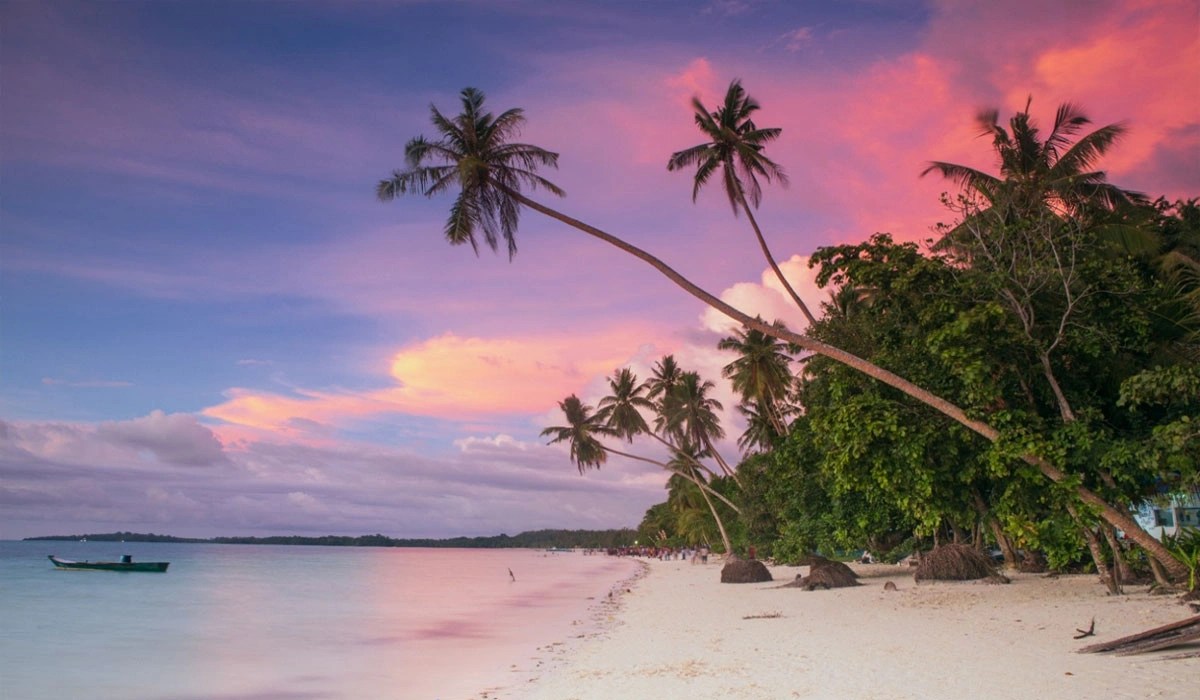 Menikmati Sunset Romantis di Pantai Ngur Bloat, Maluku Tenggara