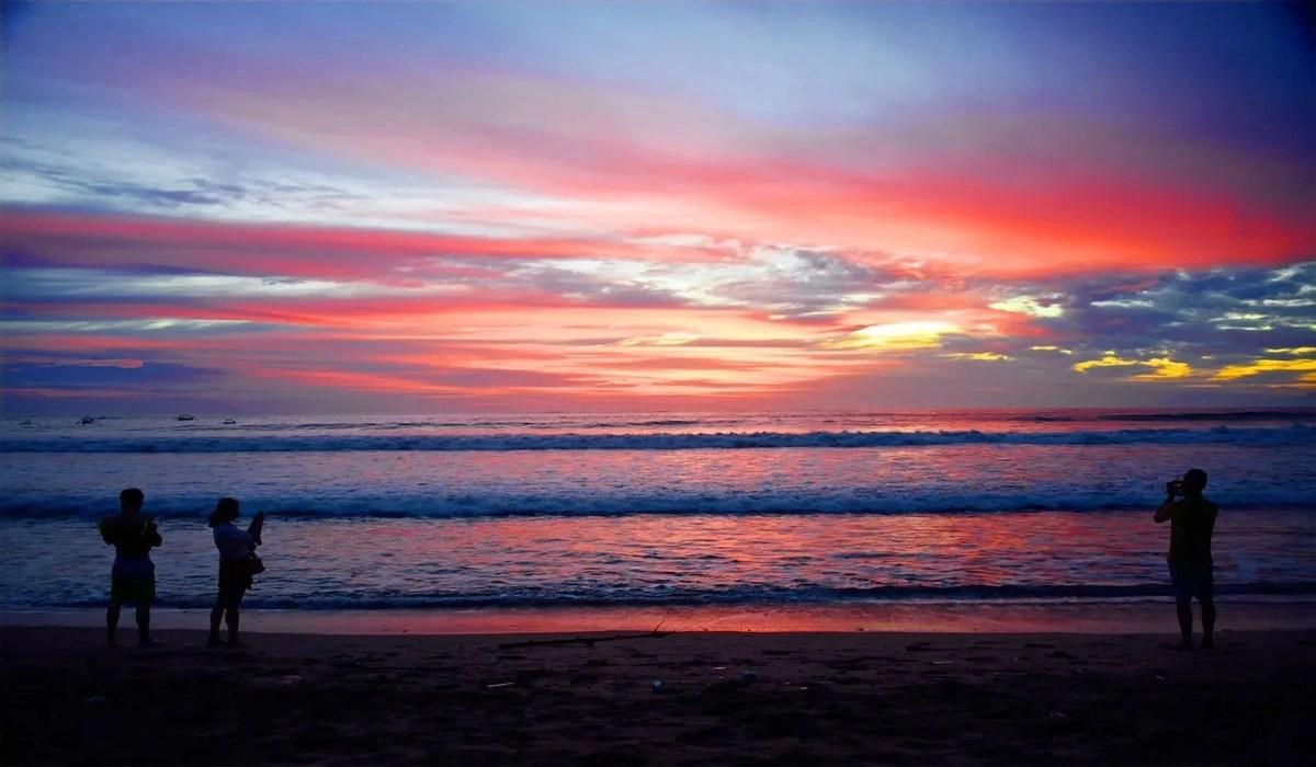 Pesona Pantai Legian – Surga Sunset di Bali yang Wajib Dikunjungi