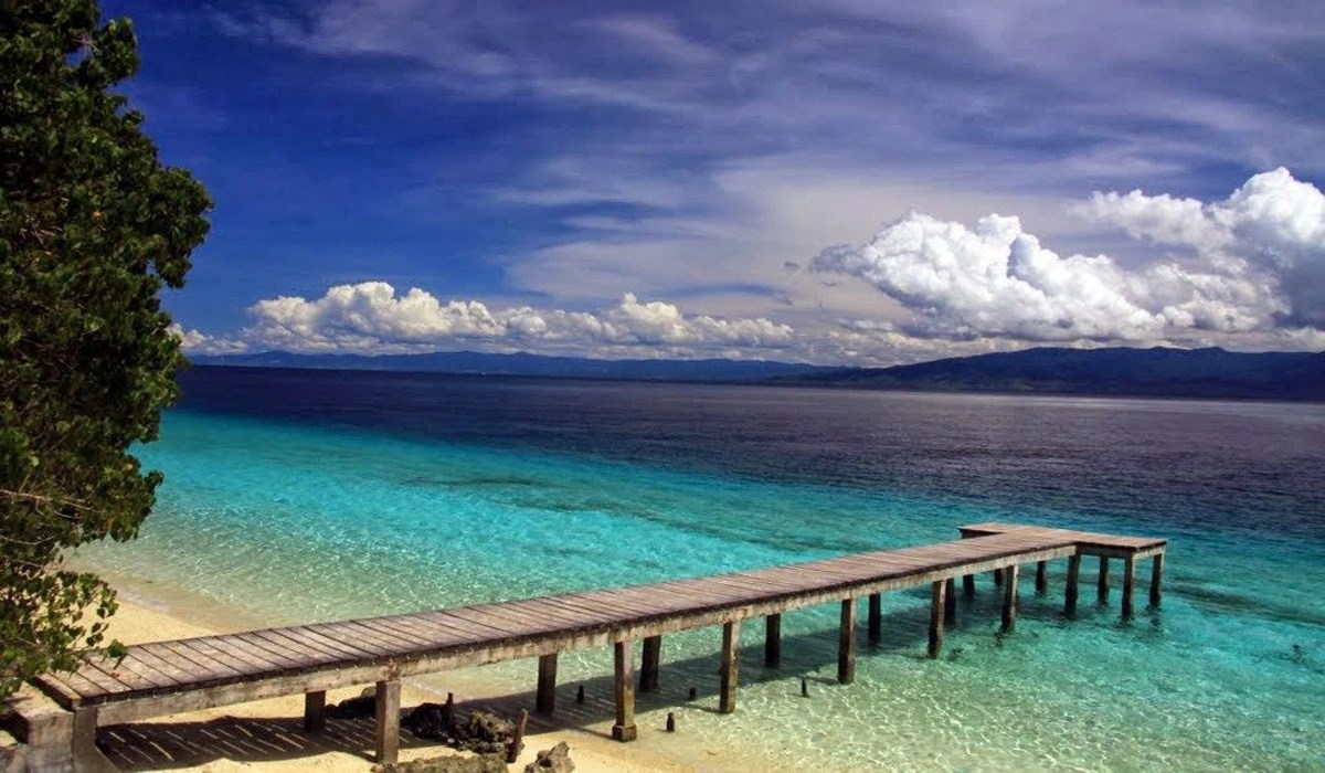 Pesona Tersembunyi Pantai Liang, Surga Tropis di Maluku