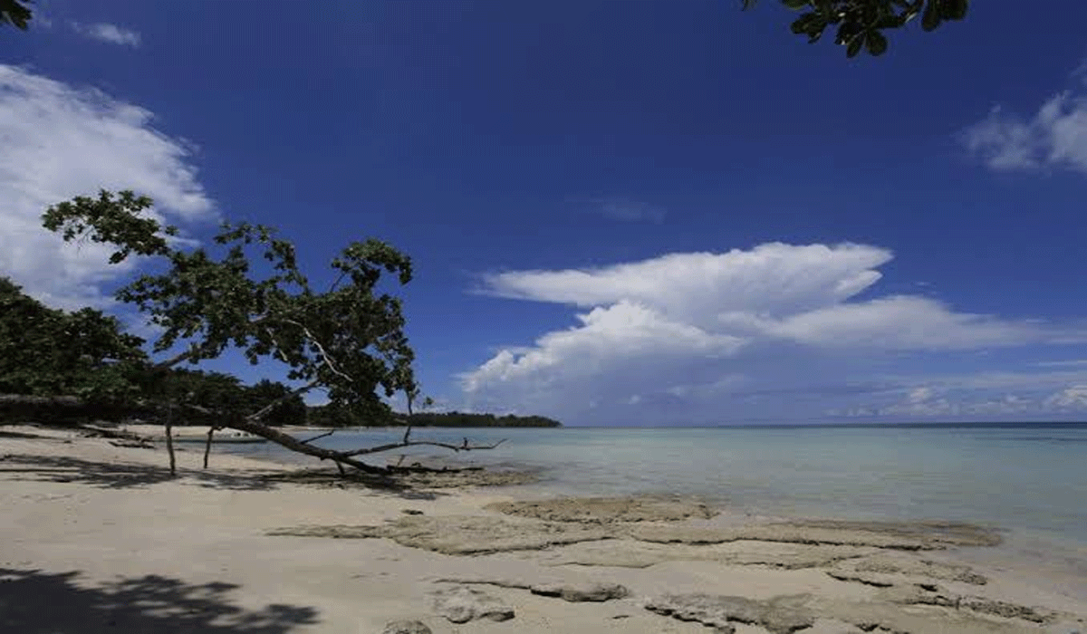 Pantai Sopapei Maluku: Keindahan Alam yang Masih Terjaga