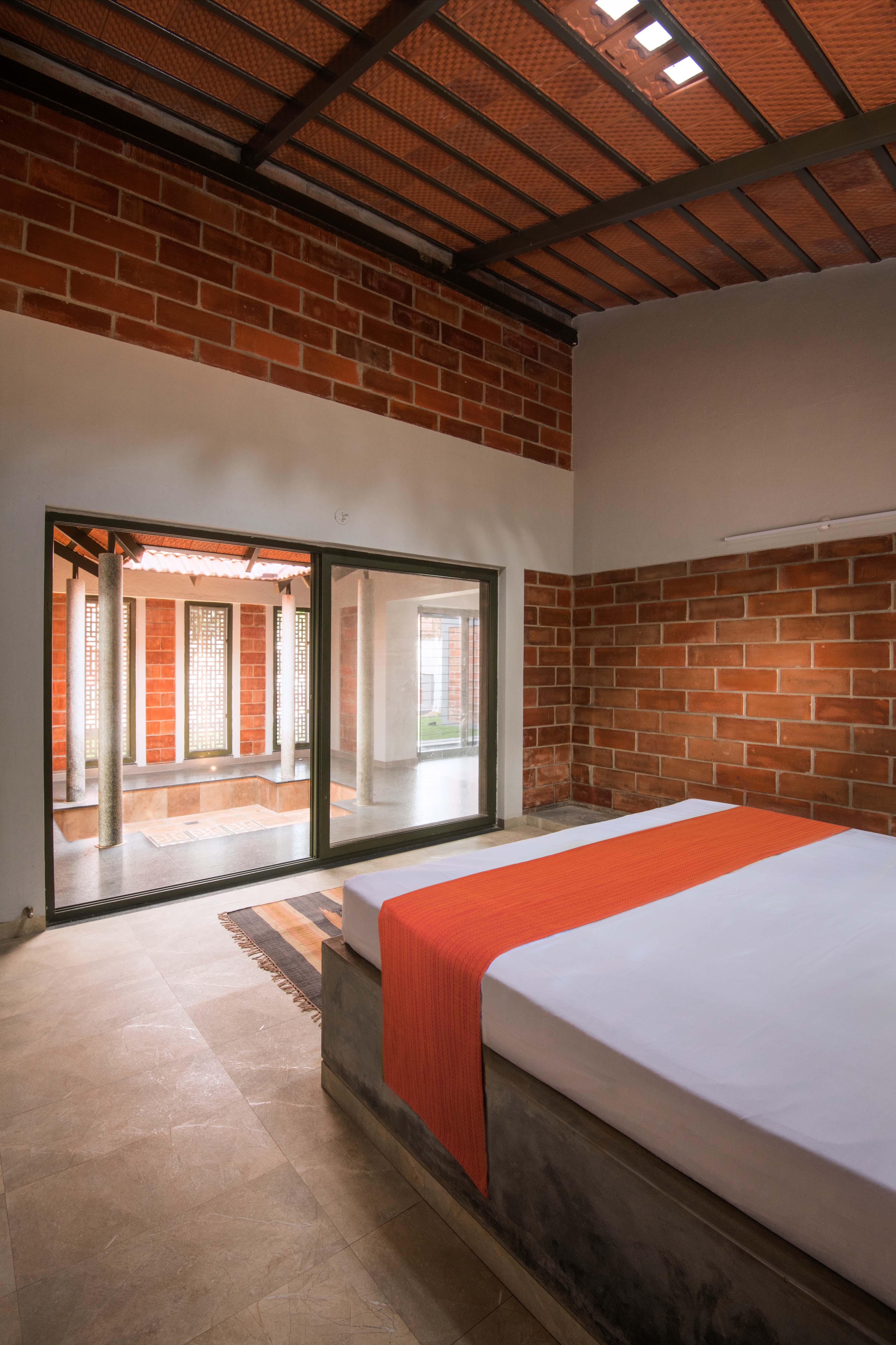 Farmhouse for Vishwanath at Mysore by Design Front architects