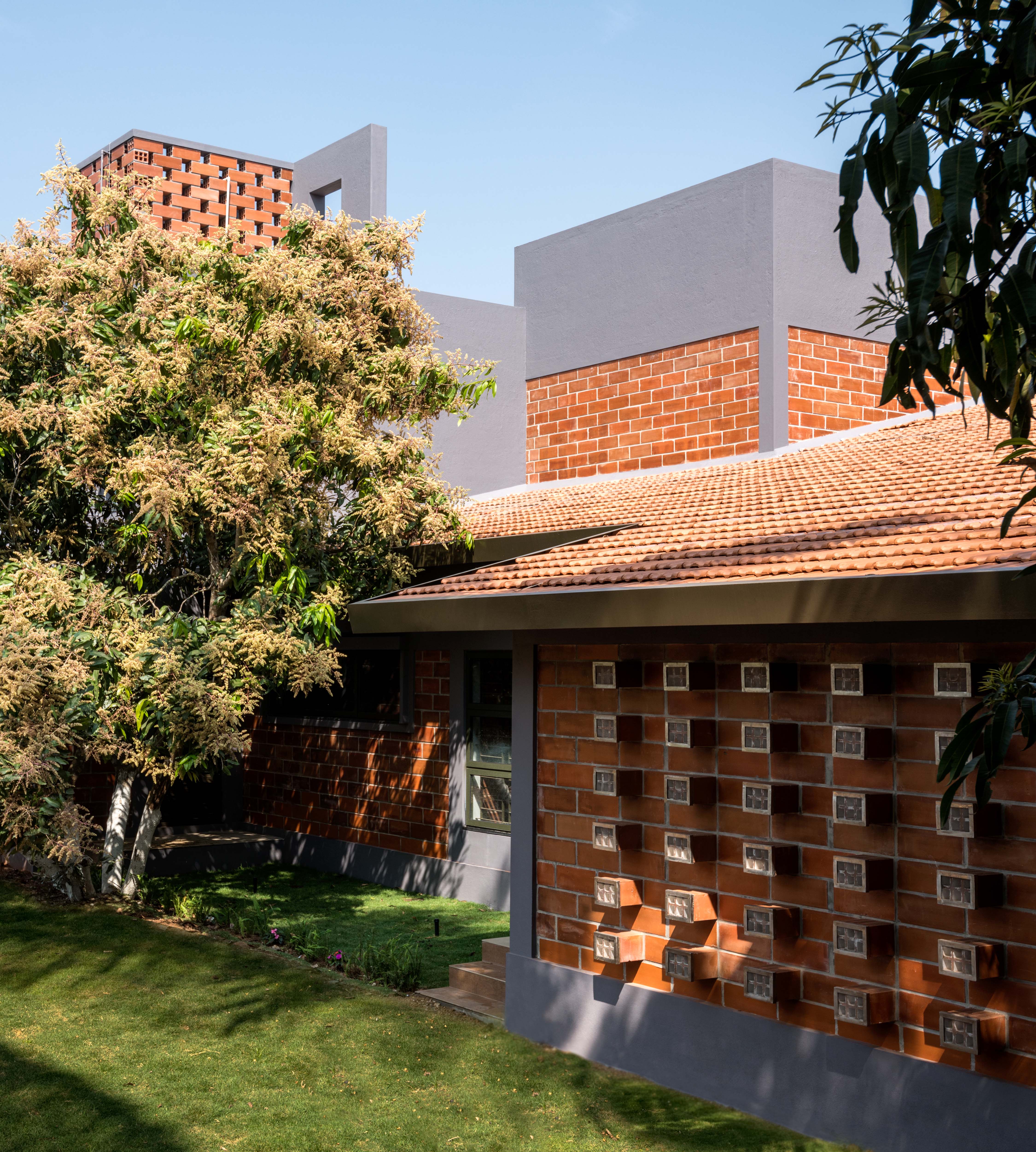Farmhouse for Vishwanath at Mysore by Design Front architects