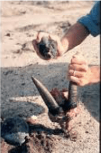 ओलडूवाई दगडी हत्यार _ सुमारे ई .स . पूर्व २५लाख वर्ष