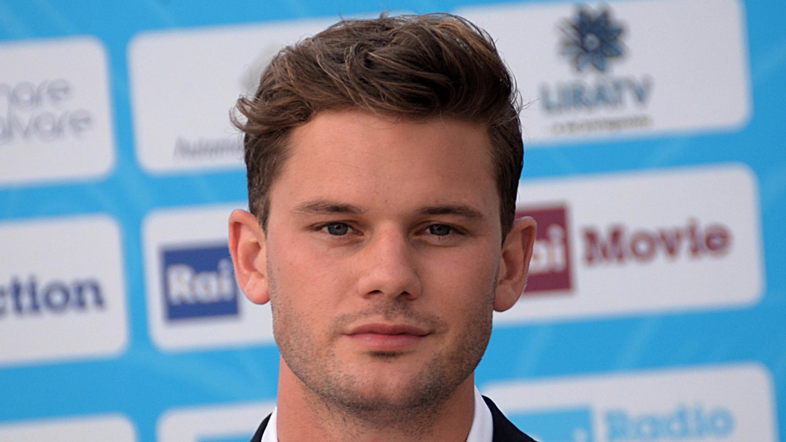 Shutterstock - Jeremy Irvine - GIO_LE