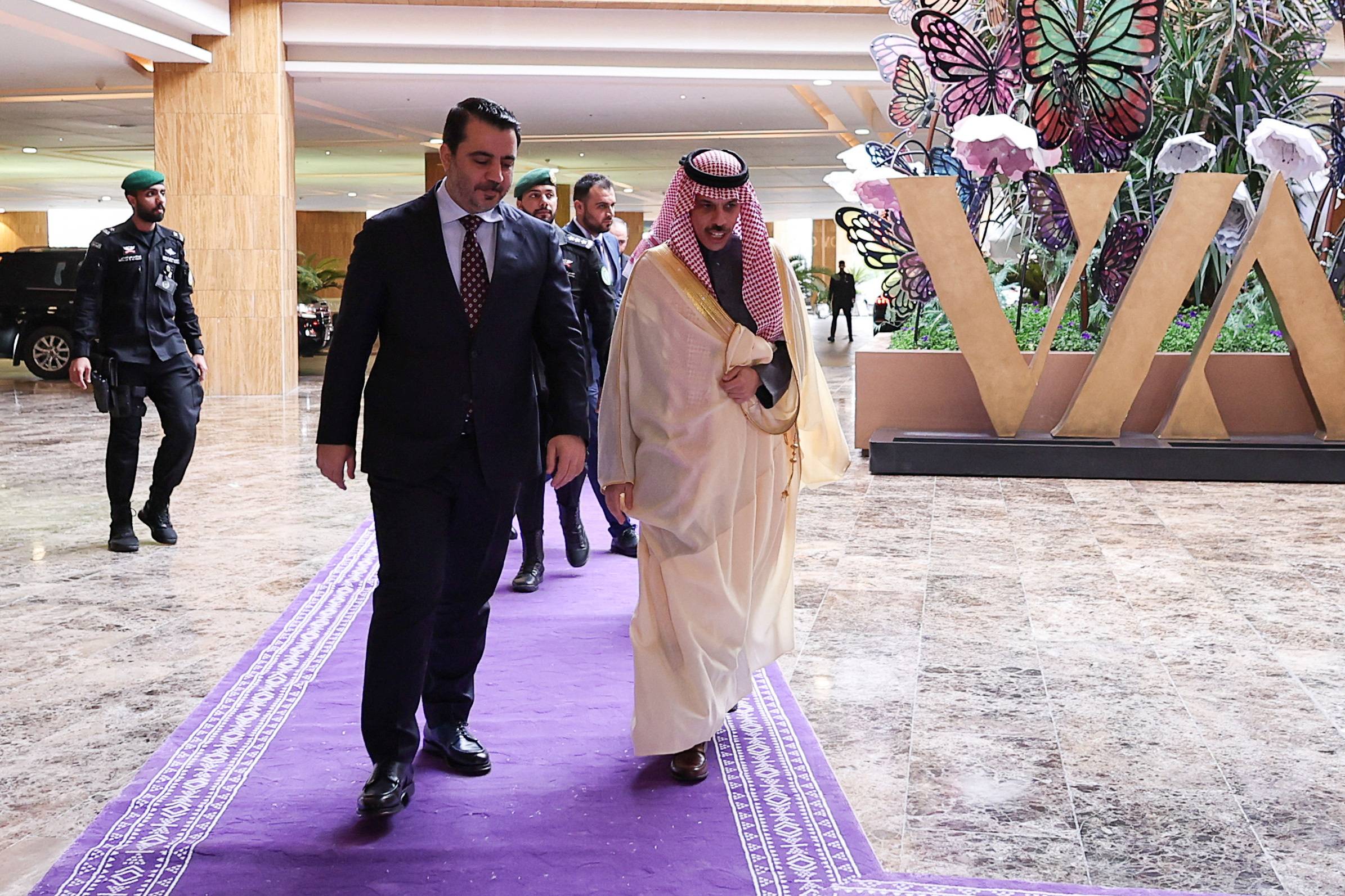 انطلاق “اجتماع عربي دولي” في الرياض لمناقشة الوضع السوري