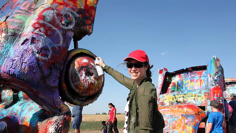 Route 66, Cadillac Ranch, Saskia beim Sprayen