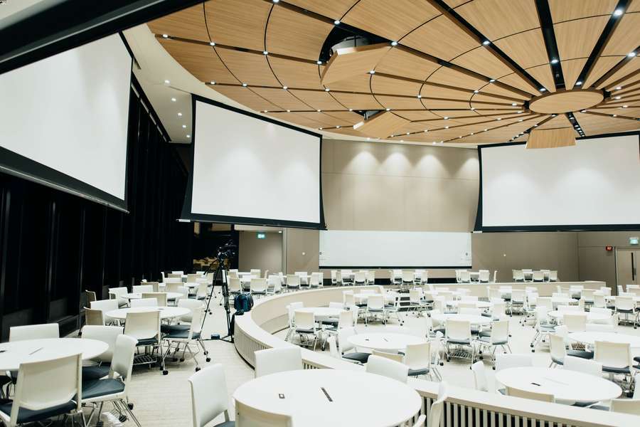 Come Diventare Hostess Per Eventi O Steward | Area Domani 600_x_900_jpg