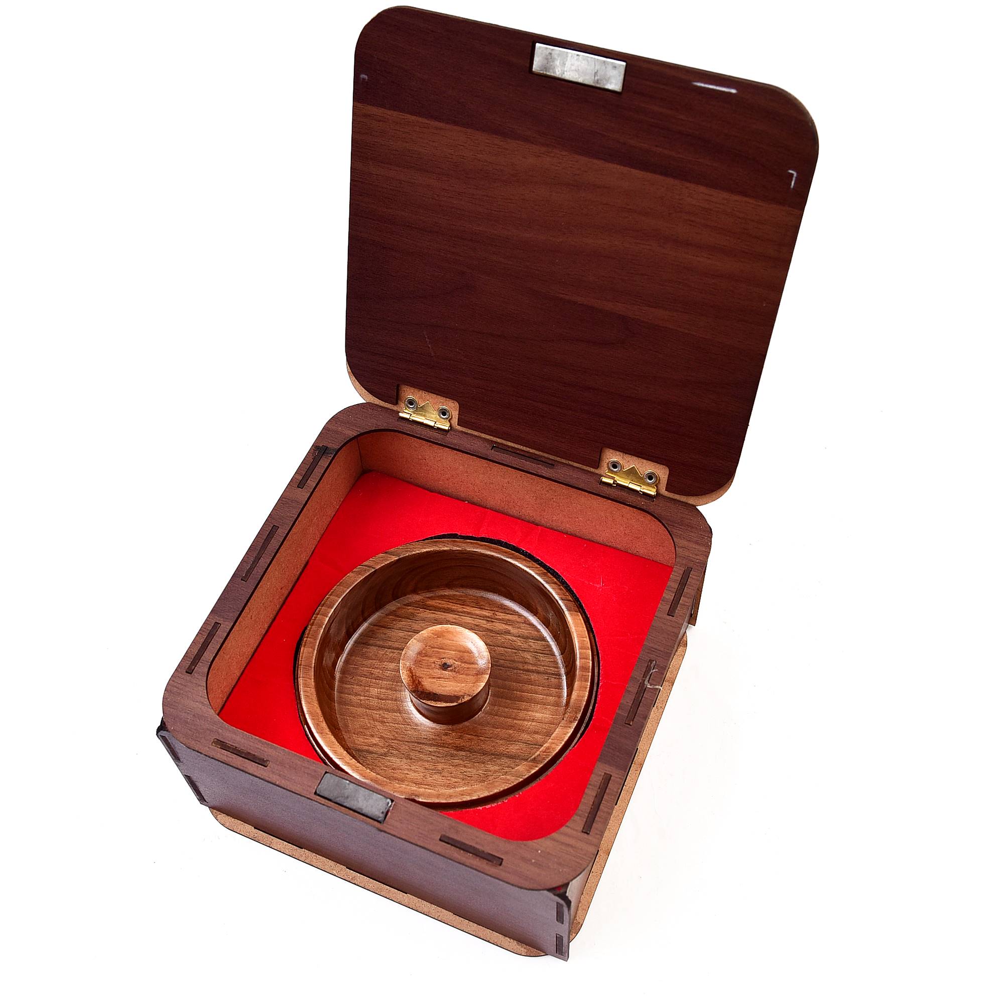WALNUT WOODEN ASH TRAY WITH ENGRAVED RINGS AND CENTRE NOTCH - Wood