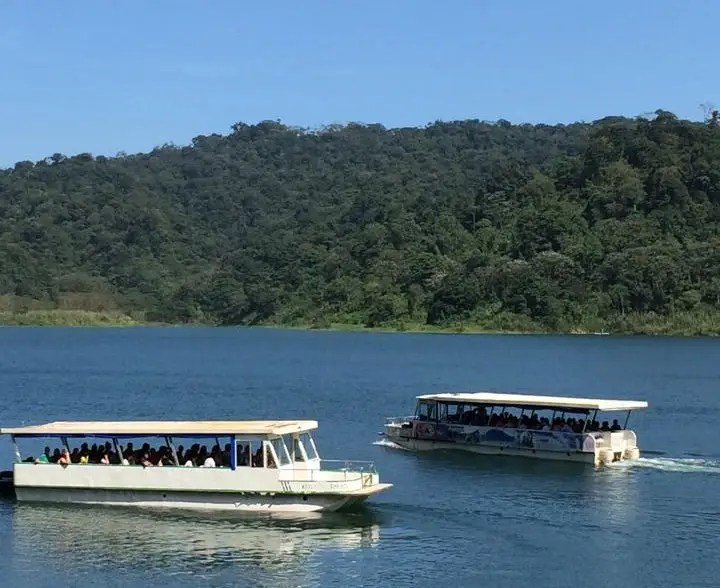 Private transfer from La Fortuna to Monteverde crossing Lake Arenal with scenic volcano and mountain views