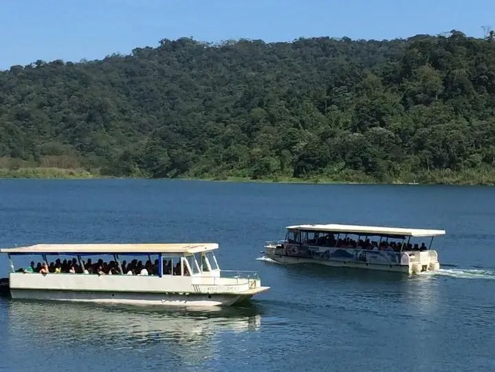Private transfer from La Fortuna to Monteverde crossing Lake Arenal by boat.