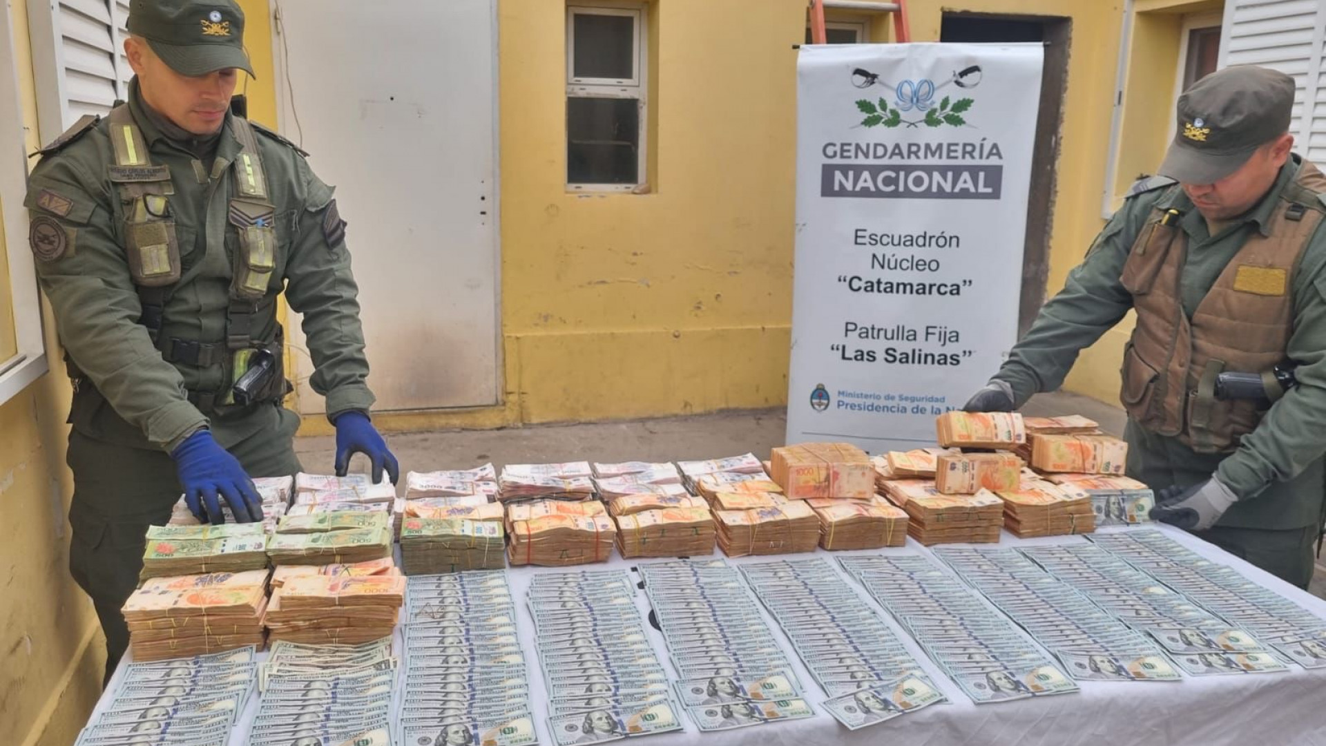 noticiaspuertosantacruz.com.ar - Imagen extraida de: https://argentina.gob.ar/noticias/decomisan-mas-de-39-millones-de-pesos-y-27-mil-dolares-sin-aval-legal