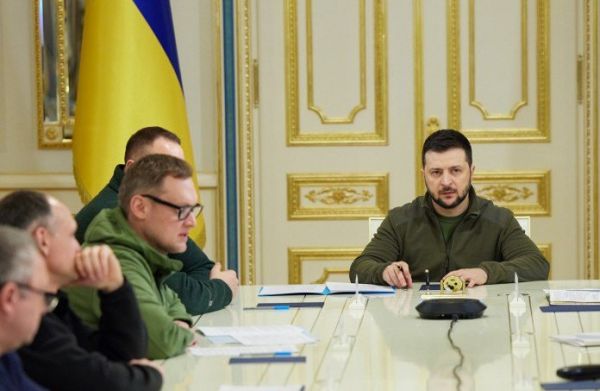 Володимир Зеленський і Андрій Смирнов. Смирнов сидить між Єрмаком і Татаровим, я