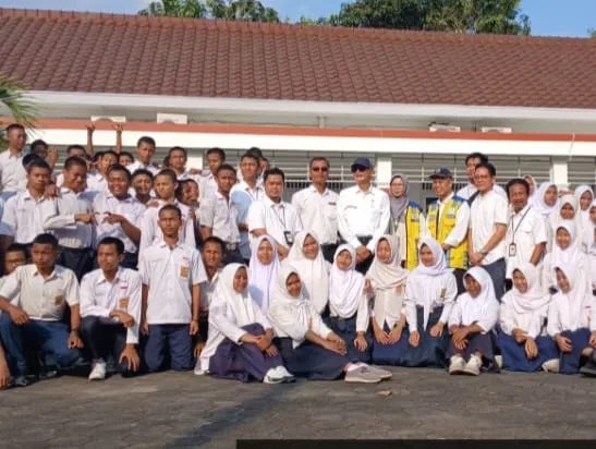 Menteri PU Tinjau SRMA 19 di Bantul: "Tolong Dijaga Bersama-sama" 1 Menteri PU Foto Bersama Siswa SRMA 19 di Bantul