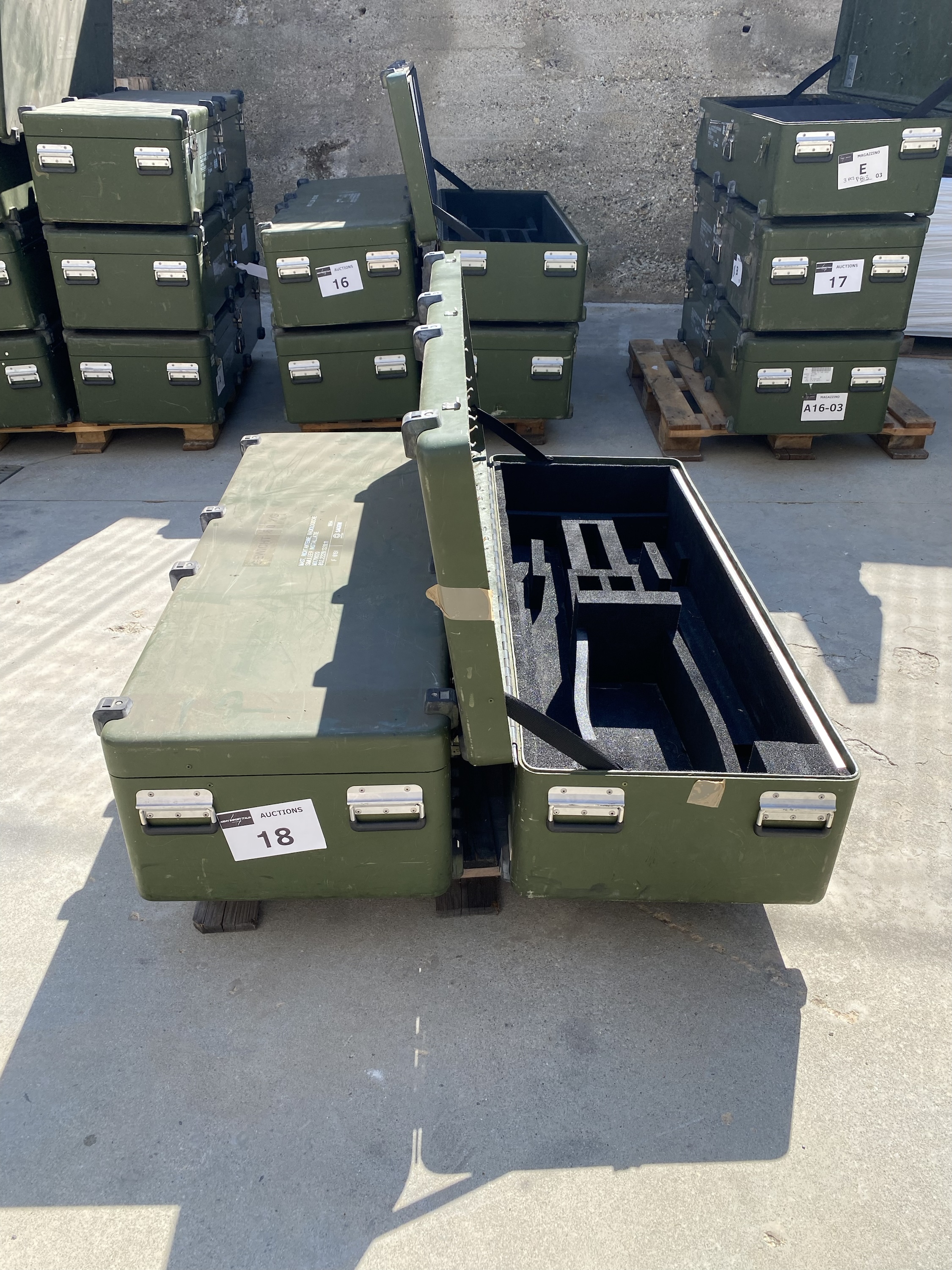 LOT 10 : 5 CAISSES DE TRANSPORT 140X60X35 CM SURPLUS MILITAIRE (Copia) (Copia) (Copia)