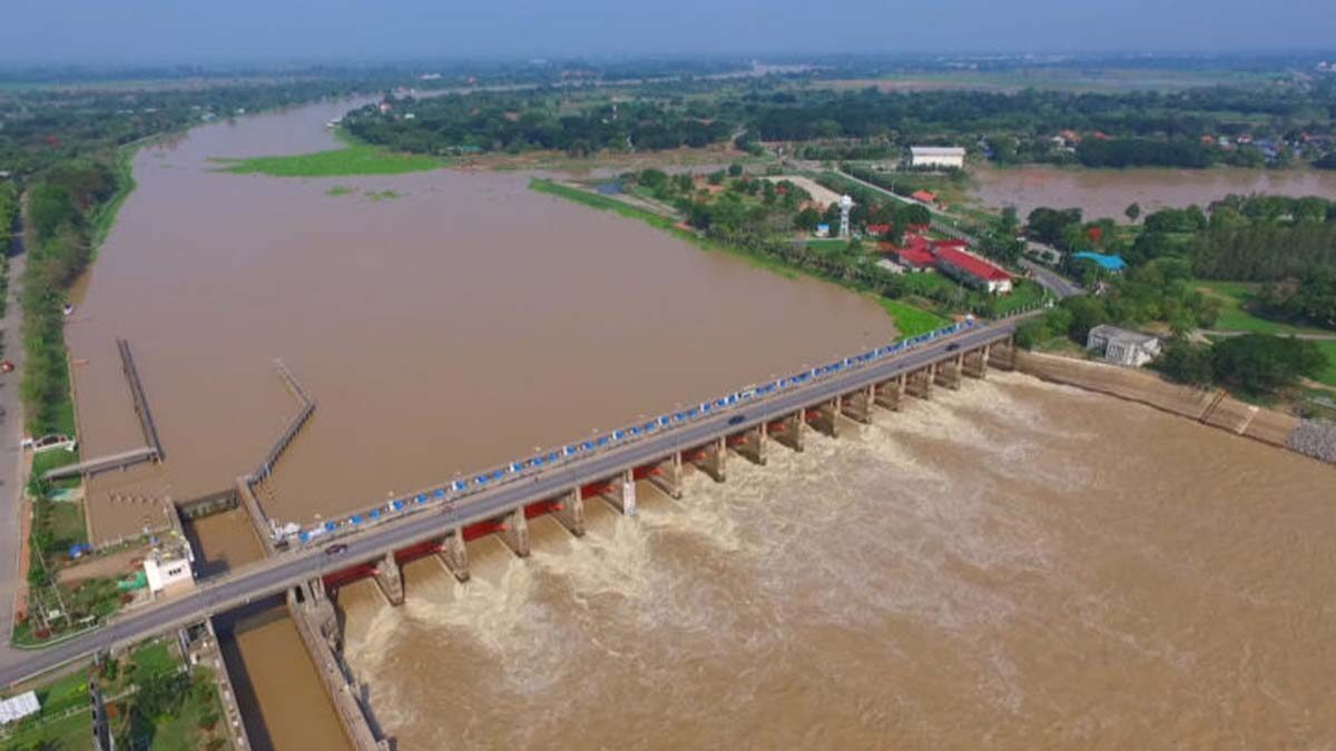 ปภ.เร่งระบายน้ำช่วยลุ่มเจ้าพระยา รับมือฝนตกหนักจากอิทธิพลพายุ แมตโม 16 จังหวัดยังท่วม