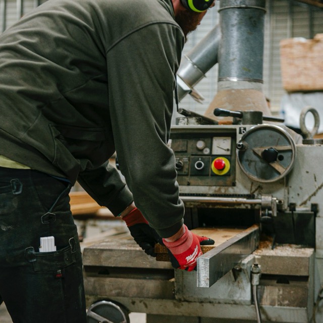 Aros Savværk - Dit lokale savværk - Specialist i Thermowood - Douglas Gran - Lærk - Eg - Gran - Terrasse - beklædning - Tømmer - Bæredygtigt byggeri