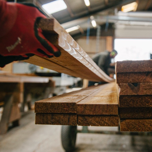 Aros Savværk - Dit lokale savværk - Specialist i Thermowood - Douglas Gran - Lærk - Eg - Gran - Terrasse - beklædning - Tømmer - Bæredygtigt byggeri
