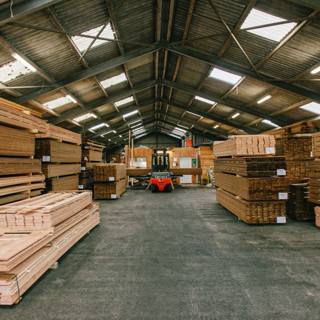 Aros Savværk - Dit lokale savværk - Specialist i Thermowood - Douglas Gran - Lærk - Eg - Gran - Terrasse - beklædning - Tømmer - Bæredygtigt byggeri