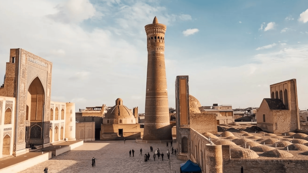 One-day Bukhara trip — guided tour through Ark citadel, bustling bazaars and the Islamic heart of Uzbekistan’s culture Однодневная поездка в Бухару — экскурсия с гидом по цитадели Арк, оживлённым базарам и исламскому сердцу культуры Узбекистана