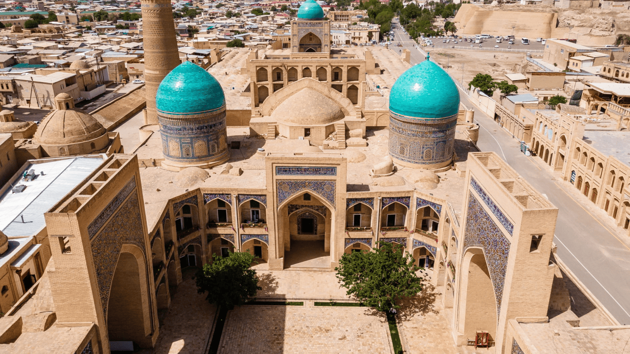 Silk Road journey to Bukhara — explore the emir’s palaces, medieval squares and centuries-old spiritual traditions Путешествие по Шёлковому пути в Бухару — исследование дворцов эмира, средневековых площадей и вековых духовных традиций