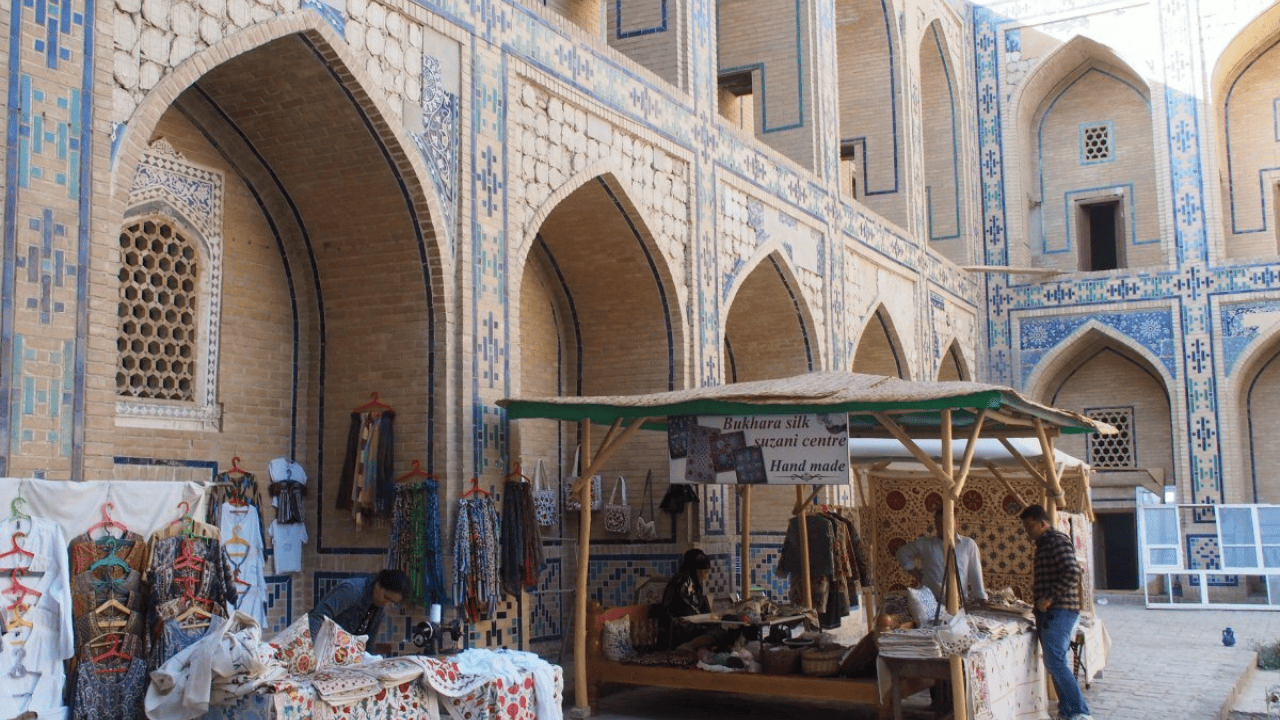Historic Bukhara tour — discover Ark fortress, old madrasas, Islamic monuments and the unique atmosphere of an oriental city Исторический тур по Бухаре — открытие крепости Арк, старых медресе, исламских памятников и уникальной атмосферы восточного города