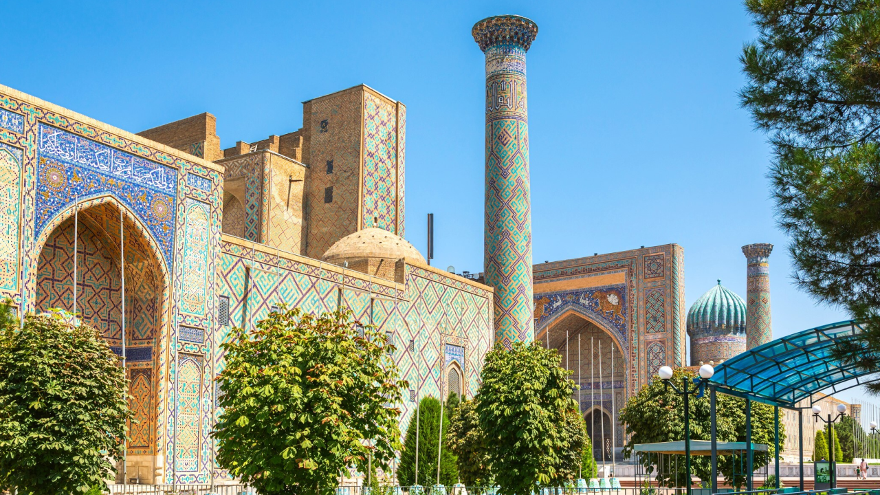 Discover Samarkand — guided trip through tombs, mosques and oriental squares of the legendary Silk Road city Откройте Самарканд — экскурсия с гидом по гробницам, мечетям и восточным площадям легендарного города Шёлкового пути