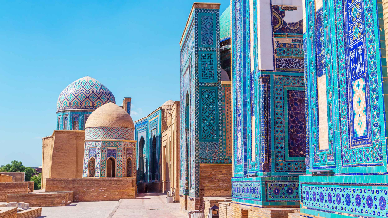 City tour of Samarkand — visit ancient squares, mausoleums and historic landmarks of Uzbekistan’s Silk Road gem Экскурсия по Самарканду — посещение древних площадей, мавзолеев и исторических памятников жемчужины Шёлкового пути Узбекистана