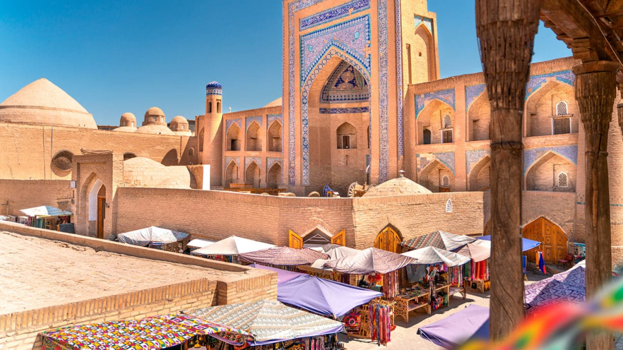 One-day Khiva excursion — visit historical monuments, oriental markets and the UNESCO World Heritage site Ichan Kala Однодневная экскурсия в Хиву — посещение исторических памятников, восточных рынков и объекта Всемирного наследия ЮНЕСКО Ичан-Кала