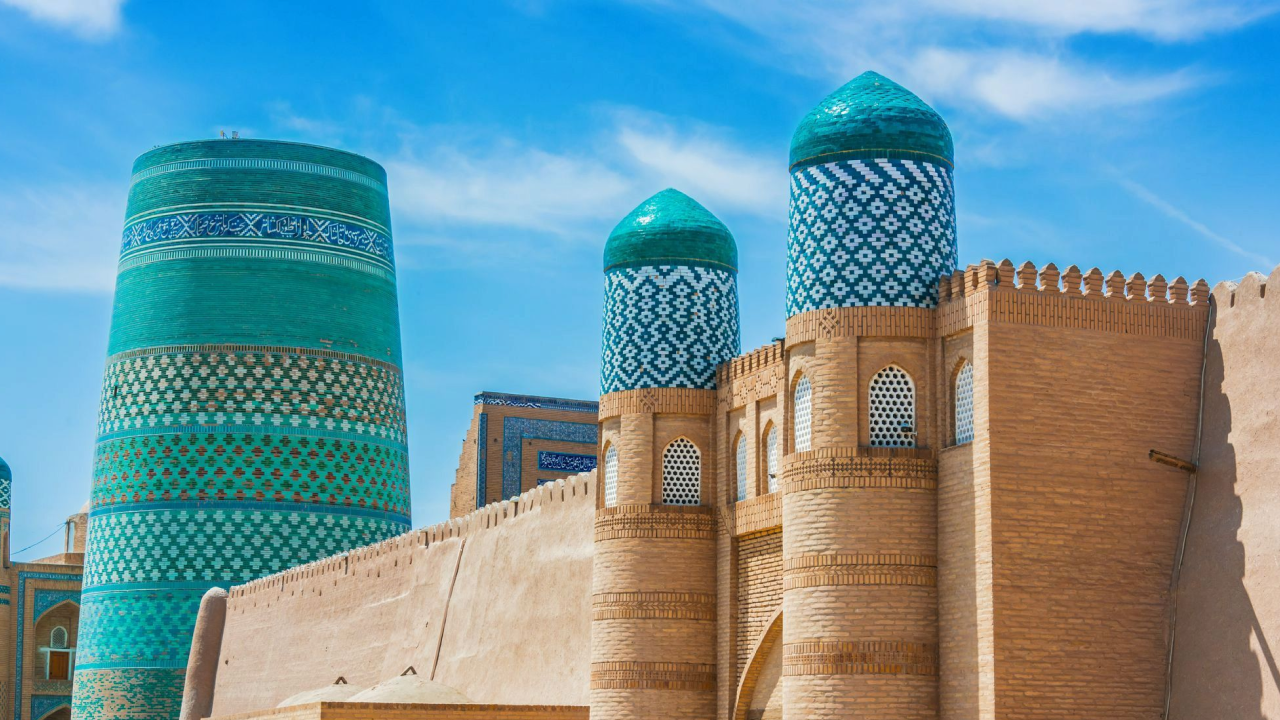 Explore Khiva — photography and cultural tour across ancient streets, Islamic monuments and traditional Uzbek crafts Откройте Хиву — фототур и культурная экскурсия по древним улочкам, исламским памятникам и традиционным ремёслам Узбекистана