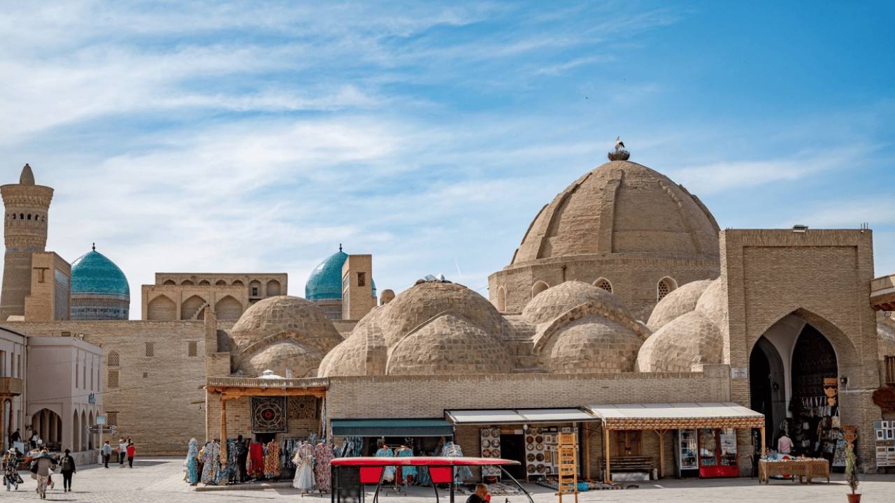 Travel to Bukhara — explore Islamic heritage, medieval minarets, ancient mosques and the historic Ark citadel Путешествие в Бухару — знакомство с исламским наследием, средневековыми минаретами, древними мечетями и цитаделью Арк