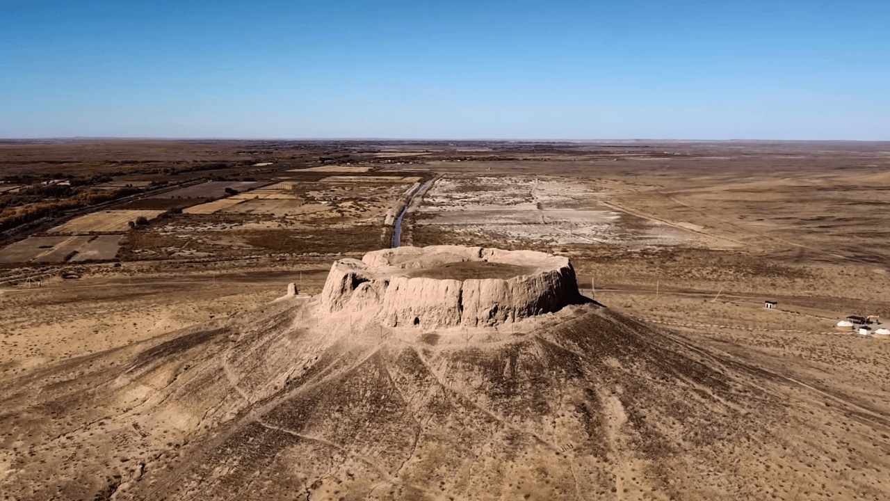 Aral Sea expedition — jeep tour to Muynak ship cemetery, Ustyurt plateau and nomadic yurt camp experience Экспедиция на Аральское море — джип-тур в Муйнак к кладбищу кораблей, поездка по плато Устюрт и отдых в кочевом юртовом лагере