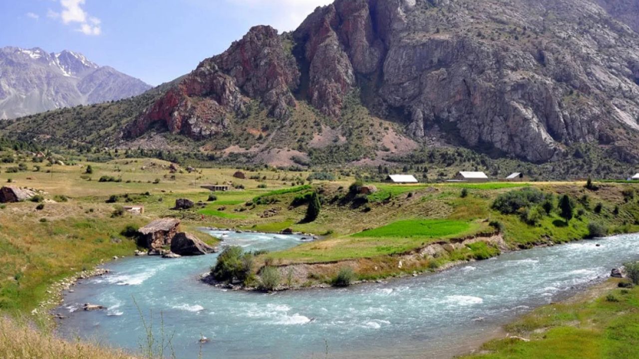 Day trip from Uzbekistan to Tajikistan — visit Khujand bazaar, Istaravshan artisans and ancient cultural sites Поездка на один день из Узбекистана в Таджикистан — посещение базара Худжанда, мастеров Истаравшана и древних памятников культуры