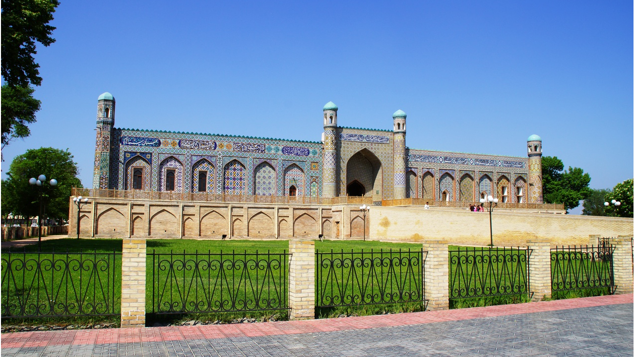 Uzbekistan craft tour — Ferghana Valley with silk production in Margilan, Rishtan pottery and traditional Uzbek villages Тур по ремеслам Узбекистана — Ферганская долина с шелкопрядением в Маргилане, керамикой Риштана и традиционными узбекскими деревнями