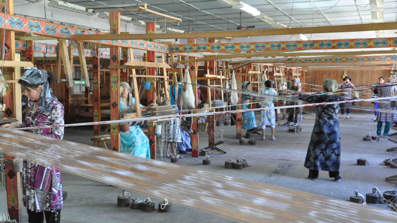 Cultural trip to Ferghana Valley — explore Margilan silk workshops, Rishtan ceramics and vibrant local markets Культурное путешествие в Ферганскую долину — знакомство с шелковыми мастерскими Маргилана, керамикой Риштана и яркими местными рынками