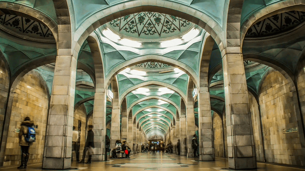 Explore Tashkent metro — cultural trip through artistic stations with marble halls, chandeliers and Silk Road inspired designs Путешествие по ташкентскому метро — культурная экскурсия по художественным станциям с мраморными залами, люстрами и мотивами Шёлкового пути