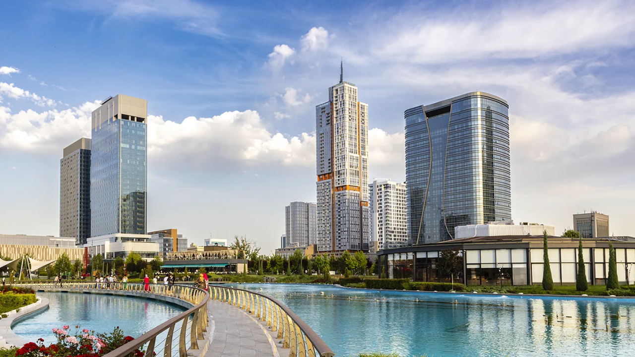 Tashkent City tour — explore the modern capital of Uzbekistan with skyscrapers, business centers and futuristic architecture Экскурсия в Tashkent City — знакомство с современной столицей Узбекистана с небоскрёбами, бизнес-центрами и футуристической архитектурой