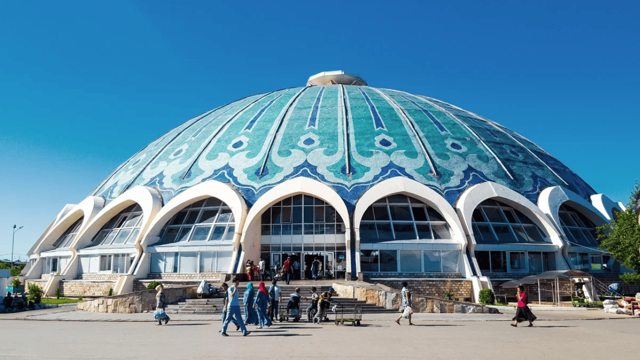 Chorsu Bazaar in Tashkent — guided city tour with oriental spices, local food and traditional Silk Road marketplace experience Базар Чорсу в Ташкенте — экскурсия по городу с восточными специями, национальной кухней и атмосферой традиционного рынка Шёлкового пути