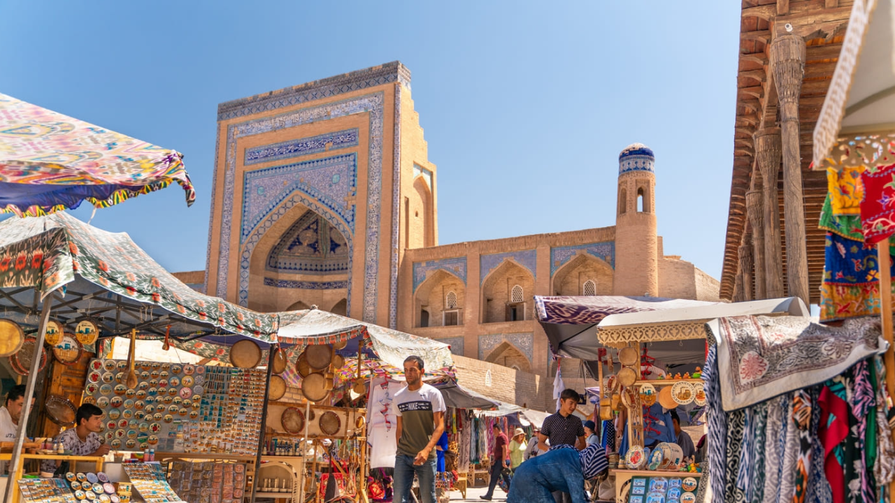 Travel to Khiva — cultural journey to the Silk Road city with madrassas, mosques and old town streets full of history Путешествие в Хиву — культурное погружение в город Шёлкового пути с медресе, мечетями и улочками старого города