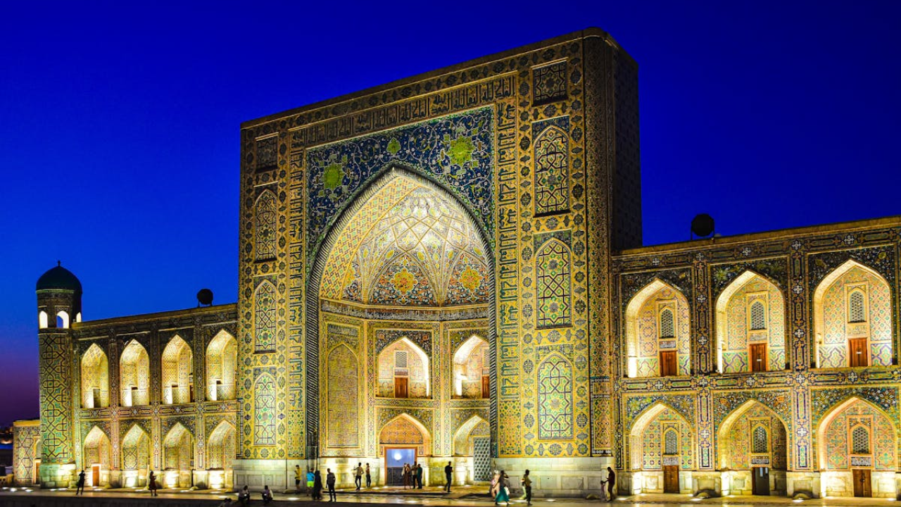 Samarkand city tour — explore the Registan Square, Gur-Emir Mausoleum and Silk Road monuments of Uzbekistan Экскурсия по Самарканду — знакомство с площадью Регистан, мавзолеем Гур-Эмир и памятниками Шёлкового пути Узбекистана
