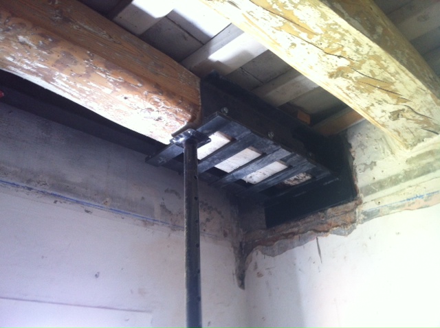 Cabeza de viga de madera reforzada