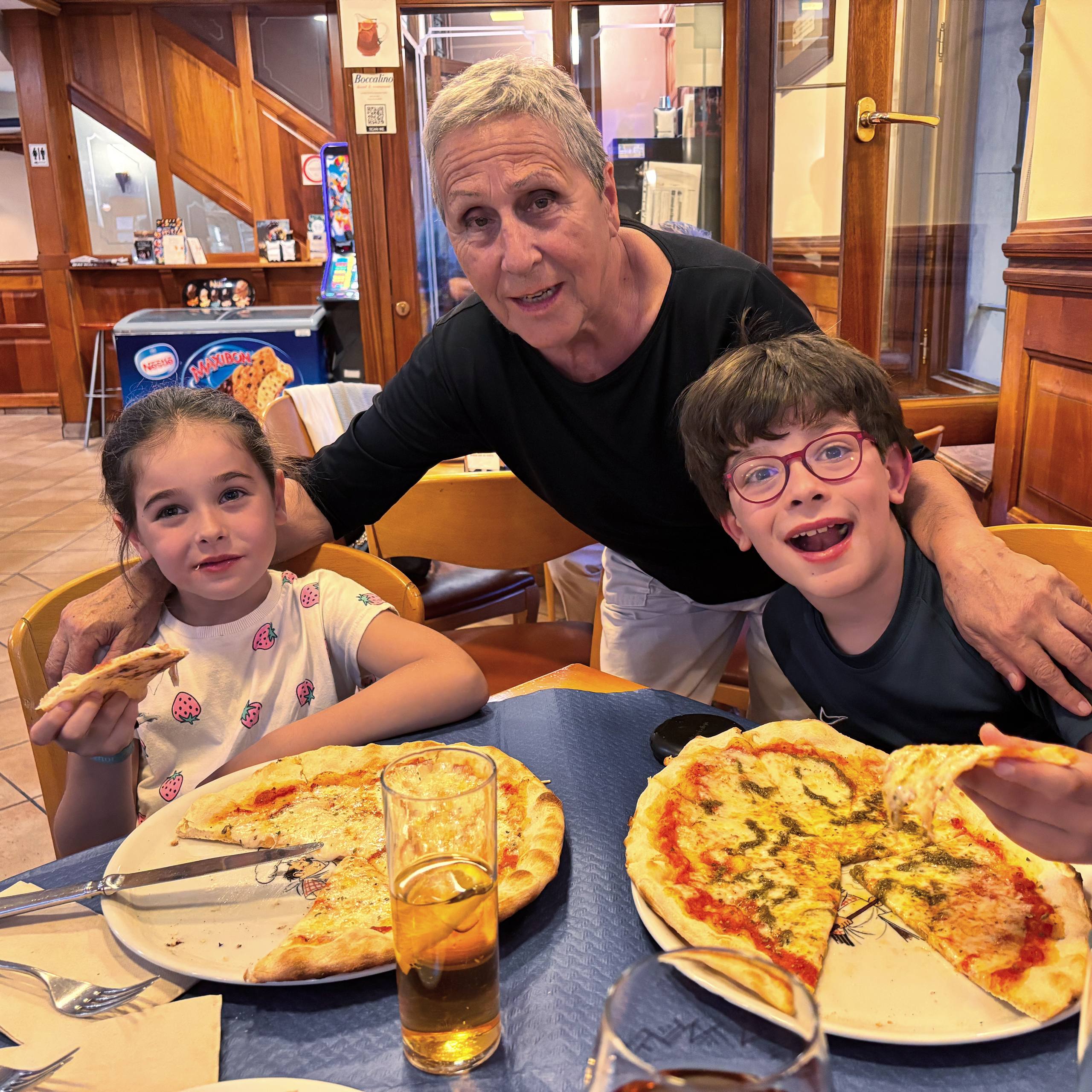 ¡Eh, que abuela nos invita a una pizza! 🍕