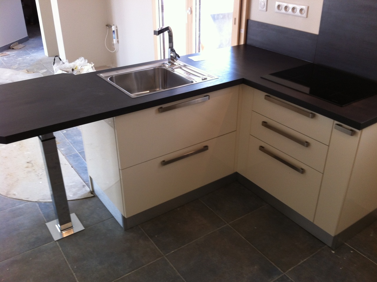 Pose d'une cuisine "Cusine Lube" / ART'34 / Artisan Montpellier