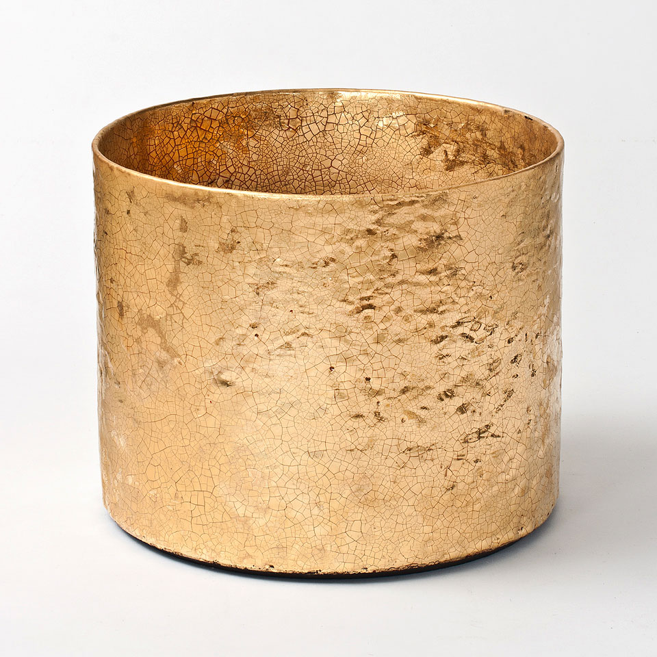 24 cm h x 30 cm ⌀. Stoneware, glazes and gold. From Trapholt 2012. Courtesy of Hedge Gallery.