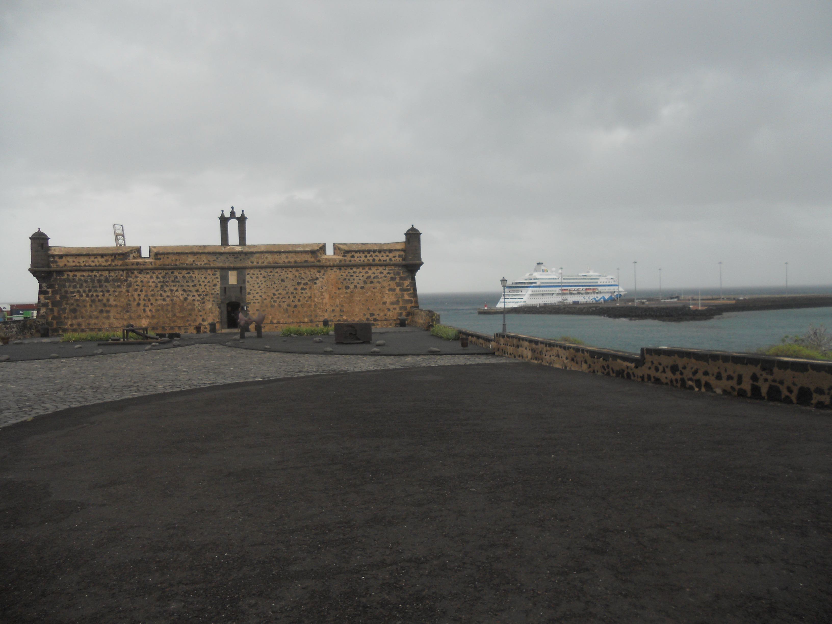 Castillo de San Jose et bateau de croisière